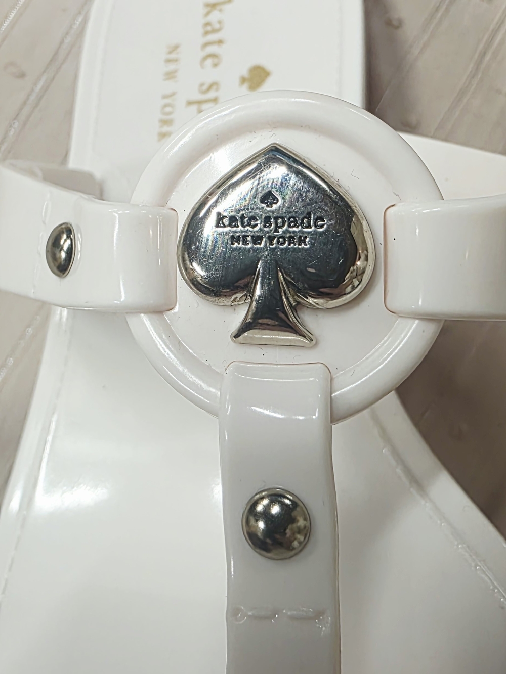kate spade white jelly thong sandals with spade medallion - Picture 2 of 5